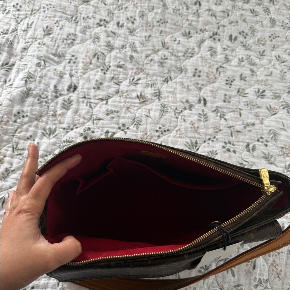 Louis Vuitton Viva Cite GM Monogram Shoulder Bag - Picture 9 of 12